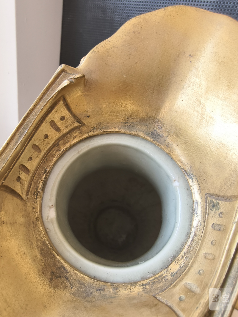 A ribbed porcelain celadon vase in a fine ormolu mount - 图19